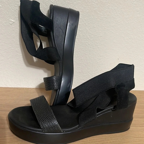 Tahari Black Wedge Platform Sandals Size 6 M - Picture 1 of 15